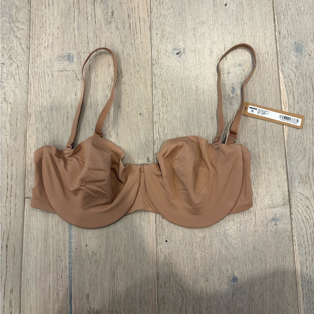 SKIMS Smoothing intimates Unlined Strapless bra new with tags 32d